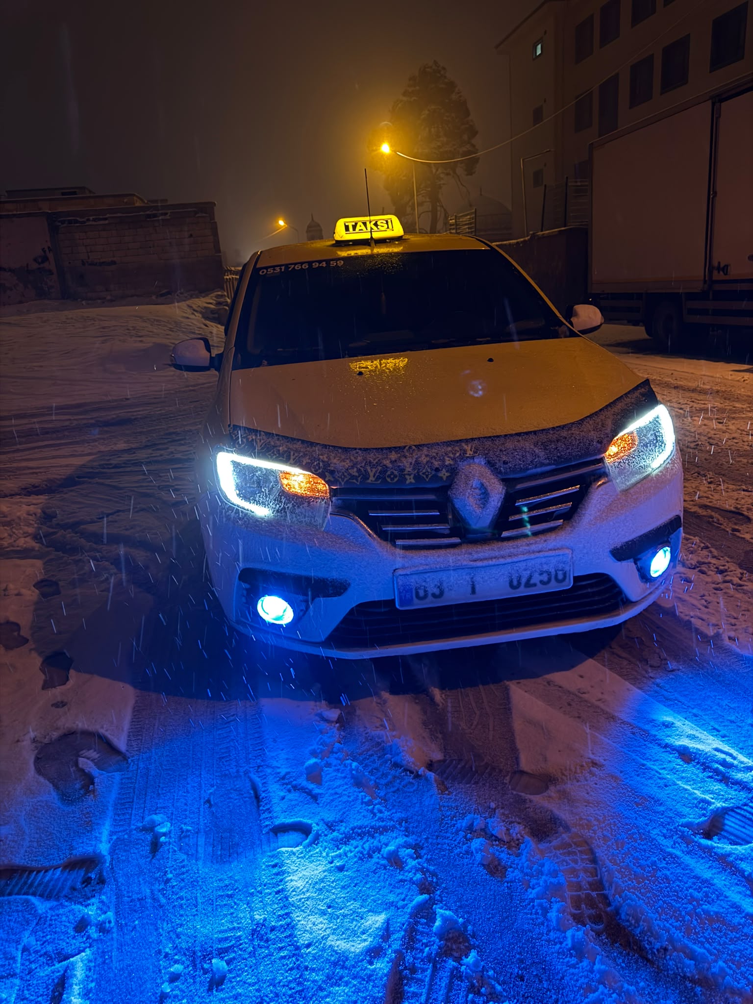 Kar yağışında gece taksi hizmeti